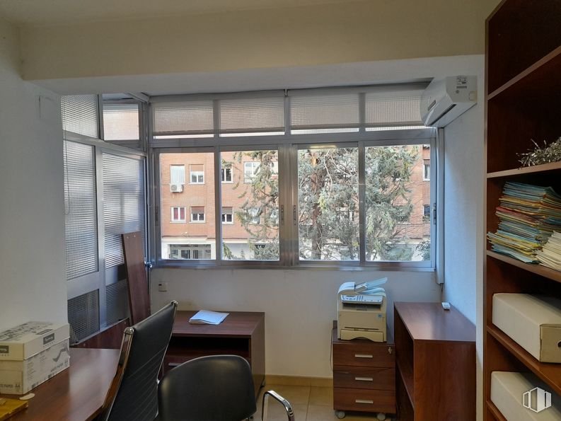 Oficina en alquiler en Avenida Alberto Alcocer, 42, Chamartín, Madrid, 28016 con ebanistería, edificio, mueble, propiedad, ventana, silla, madera, sombra, mesa y persiana de la ventana alrededor