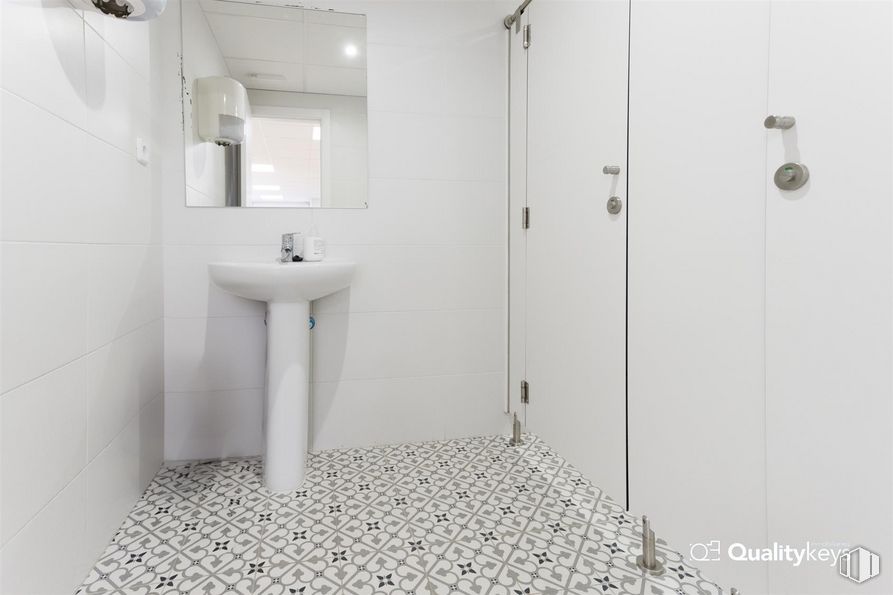 Oficina en venta en Calle Clara del Rey, Chamartín, Madrid, 28002 con fregadero, grifo, accesorios de fontanería, lavabo, espejo, cuarto de baño, accesorio, morado, edificio y suelo alrededor