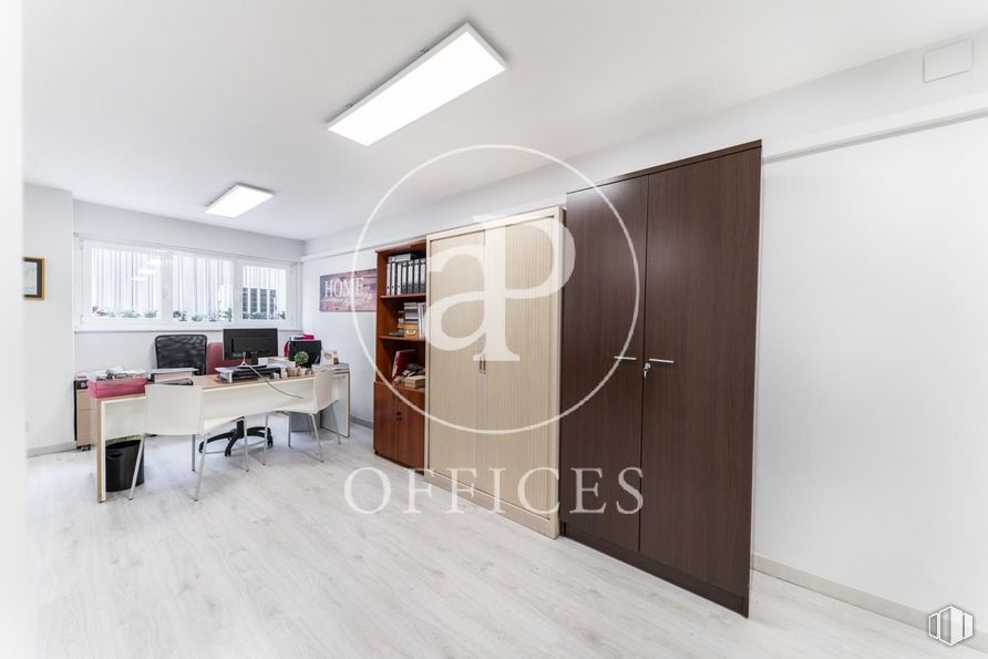 Oficina en venta en Calle Enrique Larreta, Chamartín, Madrid, 28036 con mesa, ebanistería, armario, mueble, madera, diseño de interiores, silla, rectángulo, suelo y silla de oficina alrededor