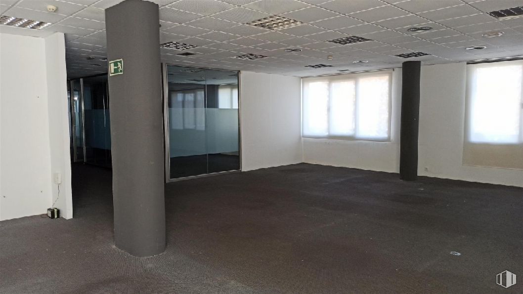 Office for sale at Calle Cólquide, Las Rozas de Madrid, Madrid, 28230 with window, fixture, building, floor, flooring, ceiling, glass, gas, shade and hall around