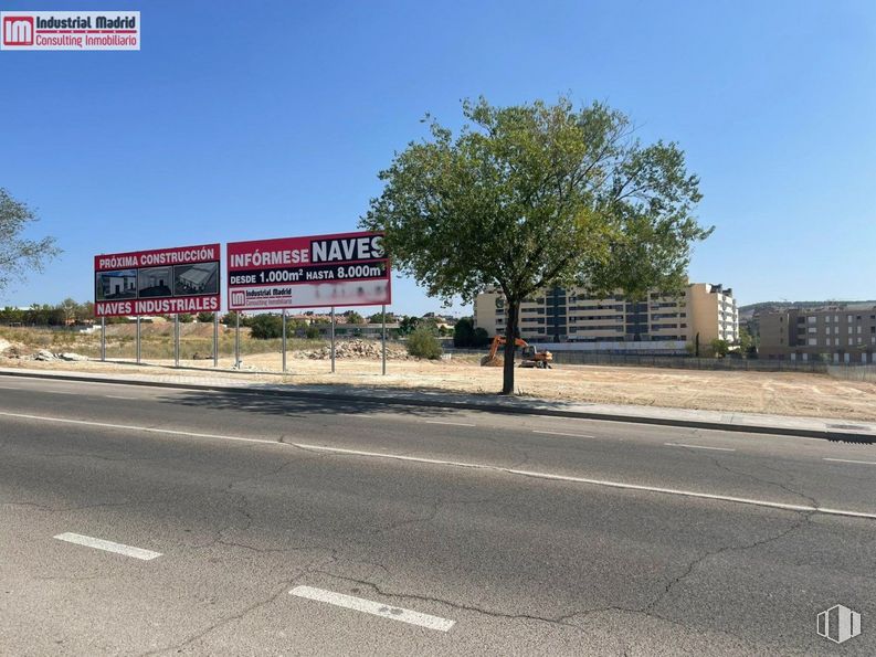 Land for sale at Zona Rivas Futura, Rivas-Vaciamadrid, Madrid, 28529 with building, sky, plant, road surface, billboard, tree, asphalt, land lot, motor vehicle and tar around