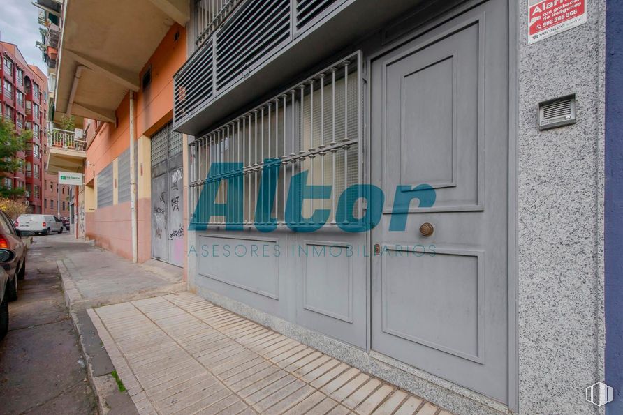 Local en venta en Calle de Alejandro Rodríguez, Tetuán, Madrid, 28039 con luz de estacionamiento, iluminación del automóvil, coche familiar, luces traseras y de freno, matrícula del vehículo, vehículo de lujo, coche mediano, coche subcompacto, coche grande y aparcamiento alrededor