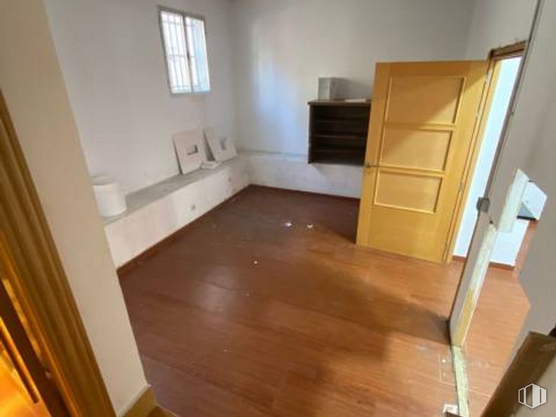 Local en alquiler en Calle Castilla, Getafe, Madrid, 28901 con ventana, puerta, accesorio, madera, ebanistería, piso, suelo, tinte para madera, madera y pasillo alrededor