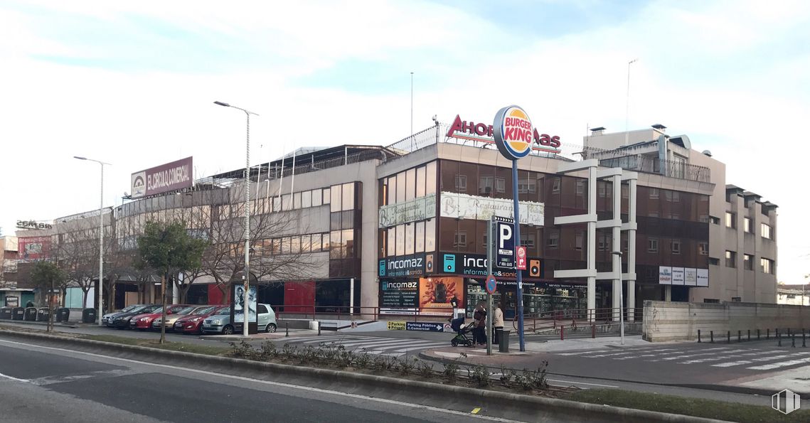 Retail for sale & for rent at Avenida Constitución, 90, Torrejón de Ardoz, Madrid, 28850 with building, sky, cloud, street light, tire, window, residential area, tree, road and facade around