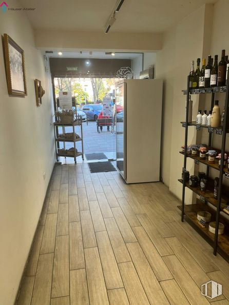 Retail for rent at Zona Barrio del Pilar, Fuencarral - El Pardo, Madrid, 28029 with picture frame, wood, tire, shelf, interior design, flooring, floor, fixture, hall and wood stain around