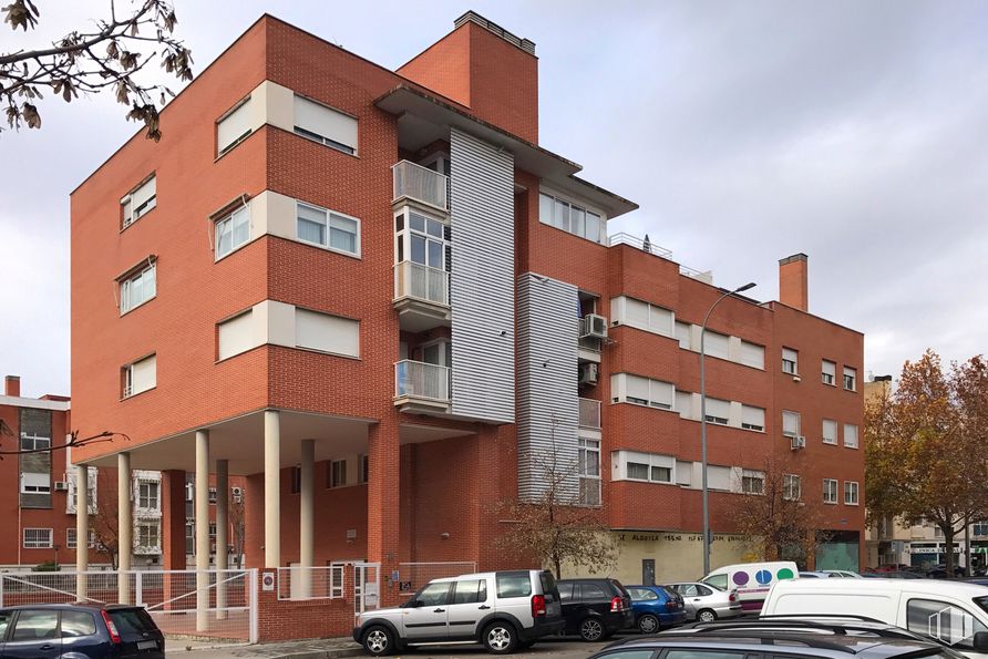 Local en alquiler en Avenida de los Fresnos, 22, Torrejón de Ardoz, Madrid, 28850 con coche, edificio, neumático, luz de estacionamiento automotriz, cielo, rueda, propiedad, ventana, vehículo y diseño urbano alrededor