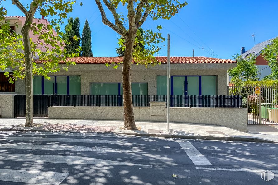 Oficina en venta en Calle Antonio Becerril, Pozuelo de Alarcón, Madrid, 28223 con edificio, cielo, planta, ventana, sombra, árbol, superficie de la carretera, arquitectura, asfalto y diseño urbano alrededor