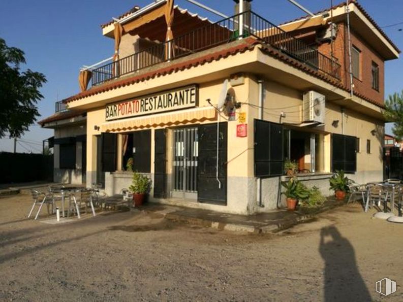 Retail for sale at Zona Centro, El Viso de San Juan, Toledo, 45215 with house, table, plant, window, sky, building, door, tree, facade and cottage around