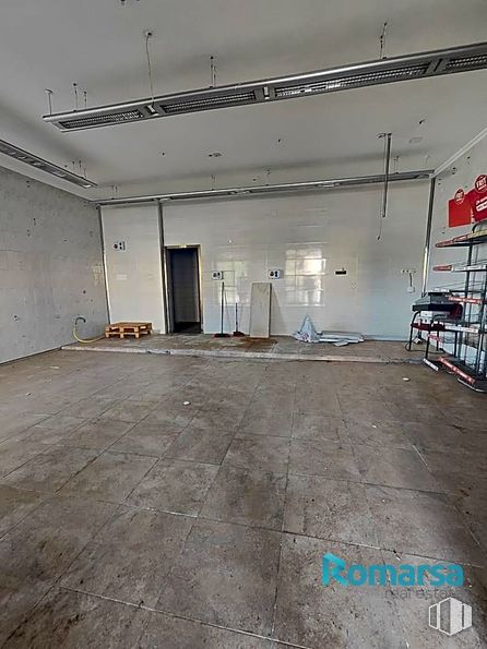 Retail for rent at Plaza Calderón de la Barca, Segovia, 40004 with hall, floor, flooring, composite material, space, concrete, ceiling, event, building material and asphalt around