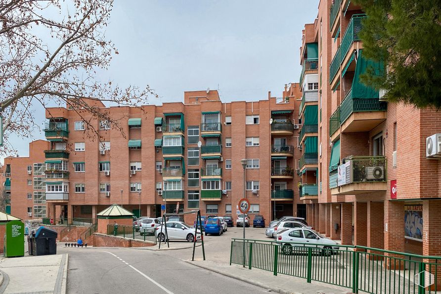 Retail for rent at Plaza Monte Ciruelo, 3, Rivas-Vaciamadrid, Madrid, 28529 with car, building, sky, daytime, property, window, plant, tree, vehicle and tire around