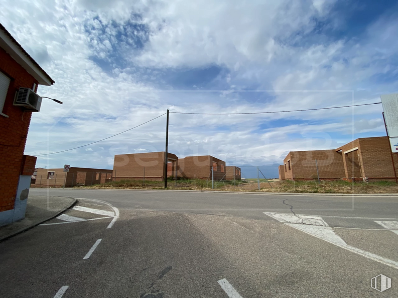 Land for sale at Zona Centro, Novés, Toledo, 45519 with building, sky, cloud, road surface, asphalt, tar, thoroughfare, residential area, landscape and city around