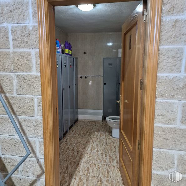 Nave en alquiler y venta en Avenida Naciones, Illescas, Toledo, 45200 con espejo, inodoro, propiedad, puerta, accesorio, edificio, madera, asa, suelos y puerta de casa alrededor