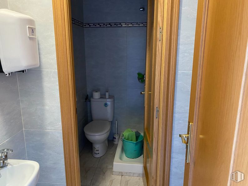 Retail for sale & for rent at Avenida María Moliner, Loeches, Madrid, 28890 with toilet, sink, property, plumbing fixture, building, toilet seat, bathroom, purple, blue and fixture around