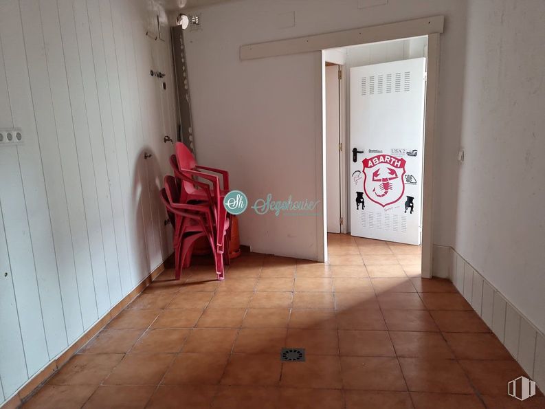 Retail for sale at Centro, Espirdo, Segovia, 40191 with chair, door, flooring, floor, room, tile flooring, hardwood, wood flooring, wood stain and paint around