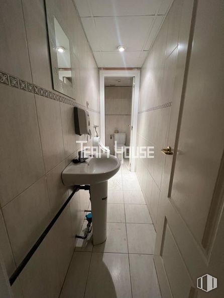 Oficina en venta en Zona Castilla, Chamartín, Madrid, 28036 con fregadero, espejo, edificio, grifo, accesorios de fontanería, cuarto de baño, accesorio, suelos, lavabo y madera alrededor