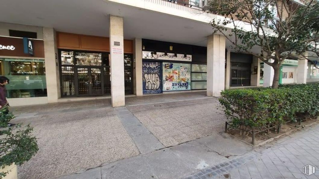 Local en alquiler y venta en Plaza Conde del Valle de Súchil, Chamberí, Madrid, 28015 con planta, edificio, superficie de la carretera, árbol, diseño urbano, acera, fachada, ciudad, casa y carretera alrededor