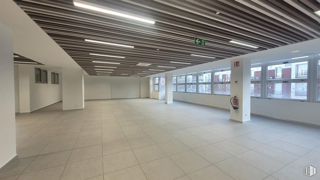 Office for rent at Zona Salamanca, Salamanca, Madrid, 28006 with light fixture, lighting, ceiling, flooring, floor, interior design, composite material, glass, commercial building and hall around