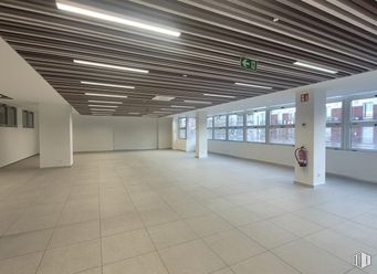 Office for rent at Zona Salamanca, Salamanca, Madrid, 28006 with light fixture, lighting, ceiling, flooring, floor, interior design, composite material, glass, commercial building and hall around