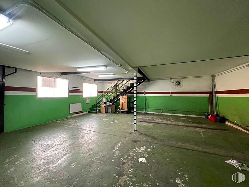 Industrial for rent at Calle Buenavista, Navalcarnero, Madrid, 28600 with light fixture, flooring, floor, ceiling, hall, sports venue, basement and indoor games and sports around