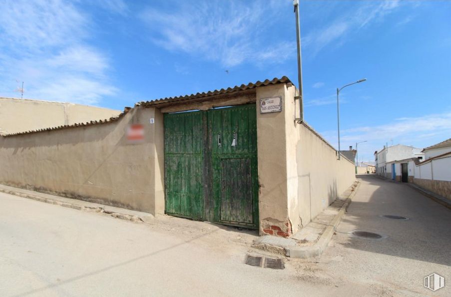 Land for sale at Calle San Antonio, El Pedernoso, Cuenca, 16638 with door, street light, cloud, sky, building, road surface, asphalt, plant, land lot and residential area around