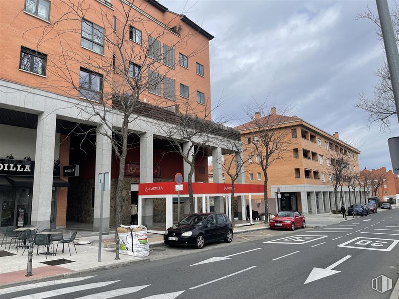 Local en alquiler y venta en Calle Camilo José Cela, 3, Las Rozas de Madrid, Madrid, 28230 con coche, edificio, ventana, barrio, ciudad, espacio público, uso mixto, apartamento, edificio comercial y condominio alrededor