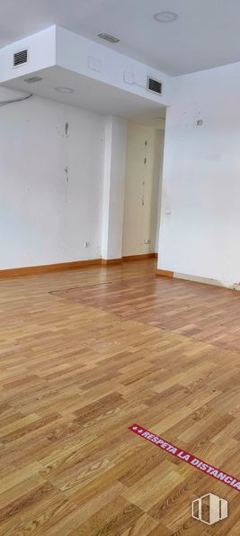 Retail for rent at Calle José del Hierro, 54, Ciudad Lineal, Madrid, 28027 with floor, flooring, wood flooring, wood, laminate flooring, hardwood, wood stain, plank, tile flooring and plywood around