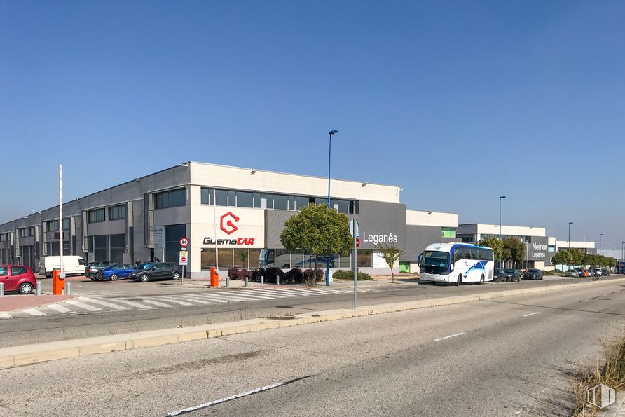 Industrial for rent at Calle Newton, 1, Leganés, Madrid, 28914 with bus, building, sky, automotive parking light, street light, vehicle, motor vehicle, asphalt, road surface and car around