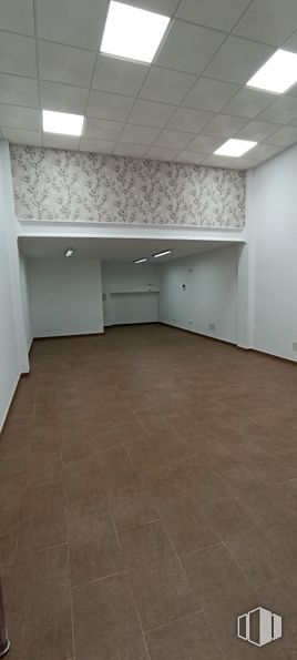 Retail for rent at Calle Balasar Gracián, 3, Segovia, 40006 with light fixture, lighting, flooring, floor, ceiling, interior design, tile flooring, hall, door and concrete around