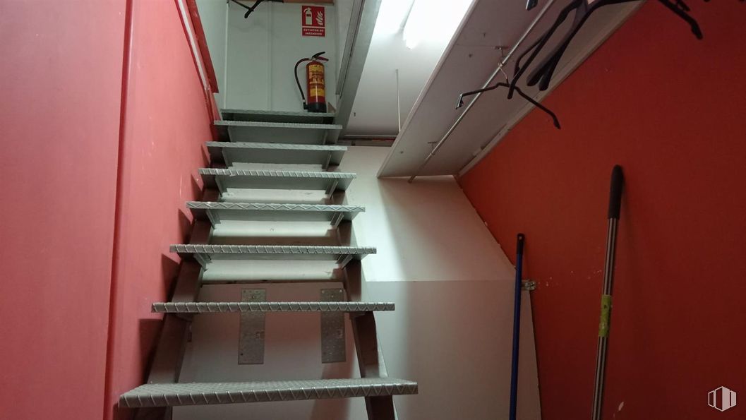 Retail for sale & for rent at Sector Literatos, 27, Tres Cantos, Madrid, 28760 with stairs, handrail, ladder, paint and basement around