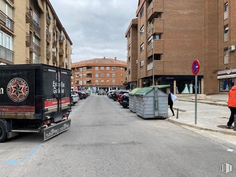 Retail for sale at Zona Santa Teresa, Toledo, 45004 with truck, person, building, tire, window, wheel, vehicle registration plate, motor vehicle, road surface and vehicle around