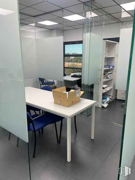 Oficina en alquiler y venta en Edificio Alaja, Avenida Leonardo Da Vinci, 8, Getafe, Madrid, 28906 con silla, caja de envío, caja, mesa, escritorio, mueble, diseño automovilístico, accesorio, edificio y interiorismo alrededor