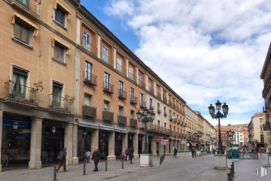 Retail for sale at Avenida Acueducto, Segovia, 40001 with building, person, cloud, sky, window, urban design, thoroughfare, travel, facade and road surface around