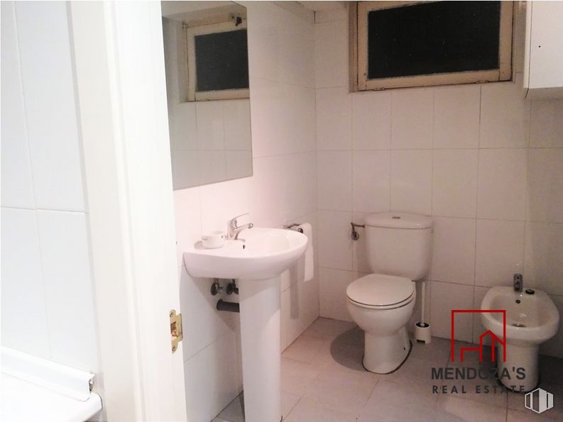 Oficina en venta en Calle Maldonado, Salamanca, Madrid, 28006 con inodoro, fregadero, grifo, arreglo de tubería, propiedad, lavabo del baño, espejo, púrpura, baño, líquido y marco alrededor