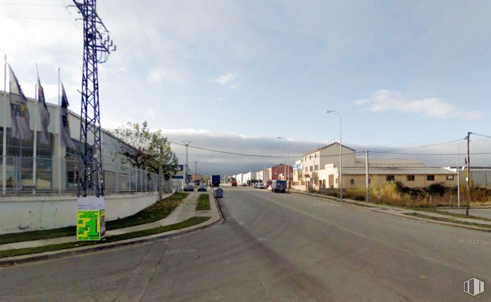 Land for sale at Polígono Industrial de Hontoria, Segovia, 40195 with building, cloud, sky, plant, street light, road surface, asphalt, land lot, house and thoroughfare around