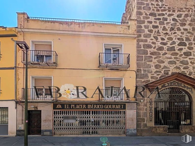 Retail for rent at Calle Corredera Cristo, Talavera de la Reina, Toledo, 45600 with window, building, neighbourhood, wall, fixture, facade, real estate, city, sky and urban design around