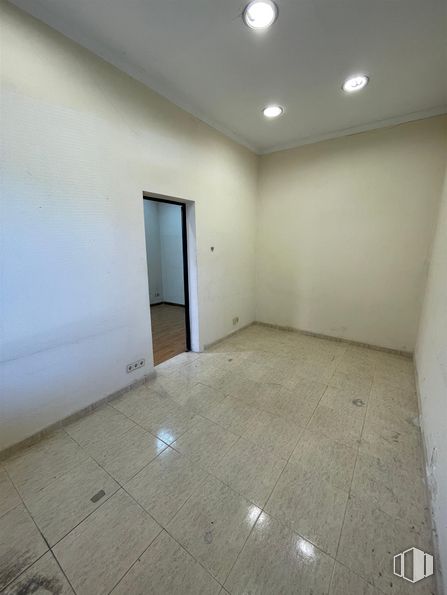 Local en alquiler en Barrio del Pilar, Fuencarral - El Pardo, Madrid, 28029 con puerta, accesorio, suelo, madera, suelos, inmobiliario, techo, hall, material compuesto y pintura alrededor