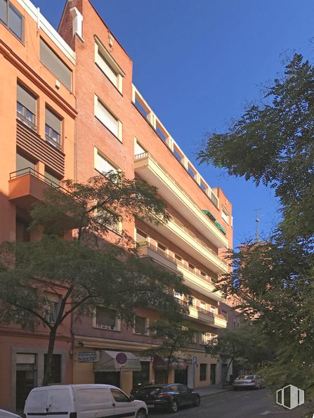 Local en venta en Zona Salamanca, Salamanca, Madrid, 28006 con coche, edificio, camioneta, ventana, neumático, propiedad, rueda, cielo, blanco y vehículo alrededor