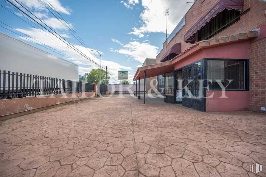 Nave en venta en Polígono Los Frailes, Daganzo de Arriba, Madrid, 28814 con cielo, nube, superficie de la carretera, planta, árbol, ciudad, acera, paisaje, suelos y fachada alrededor