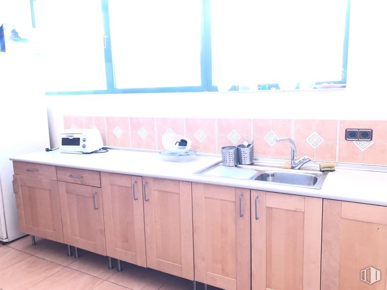 Industrial for sale at San Crispín - La Estación Consorcio, Colmenar Viejo, Madrid, 28770 with cabinetry, kitchen appliance, home appliance, kitchen sink, kitchen, countertop, flooring, sink, floor and major appliance around