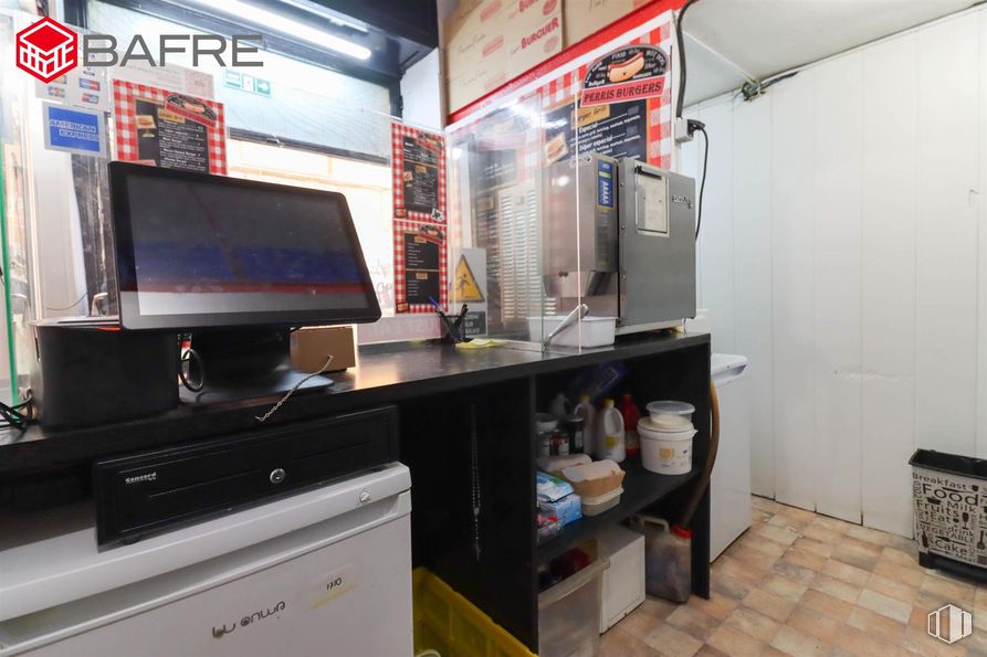 Retail for rent at Calle San Vicente Ferrer, Centro, Madrid, 28004 with computer monitor, home appliance, cabinetry, furniture, drawer, computer desk, computer keyboard, television set, computer and chest of drawers around