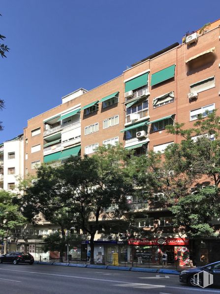 Local en alquiler y venta en Calle Bravo Murillo, Tetuán, Madrid, 28020 con coche, edificio, ventana, cielo, árbol, vehículo, bloque de pisos, diseño urbano, condominio y barrio alrededor