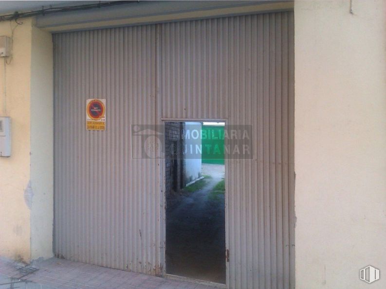 Retail for sale at Calle San Isidro, 11, Quintanar de la Orden, Toledo, 45800 with door, fixture, wood, composite material, facade, tints and shades, gas, concrete, home door and door handle around