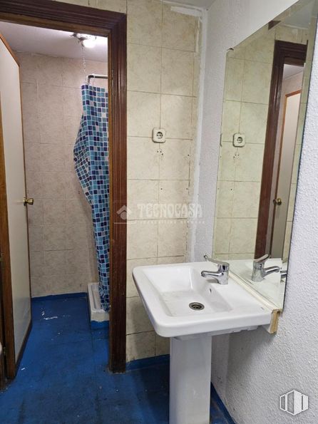 Local en venta en Zona Centro, Alcorcón, Madrid, 28921 con fregadero, espejo, accesorios de fontanería, grifo, lavabo, accesorio, cuarto de baño, morado, interiorismo y fluido alrededor