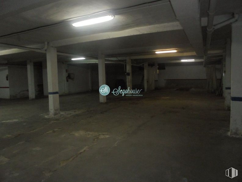 Retail for sale at Zona Obispo Quesada, Segovia, 40006 with lighting, floor, building, flooring, parking, fixture, parking lot, concrete, city and asphalt around