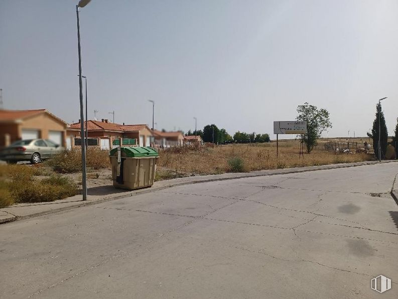 Land for sale at Don Quijote de la Mancha, 2 - 4, La Mata, Toledo, 45534 with waste container, sky, plant, road surface, street light, asphalt, land lot, thoroughfare, landscape and gas around