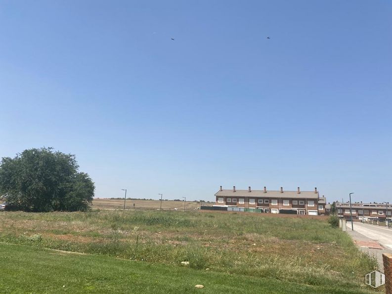 Land for sale at Calle Extremadura, Marchamalo, Guadalajara, 19180 with building, sky, plant, natural landscape, house, tree, grass, plain, grassland and landscape around