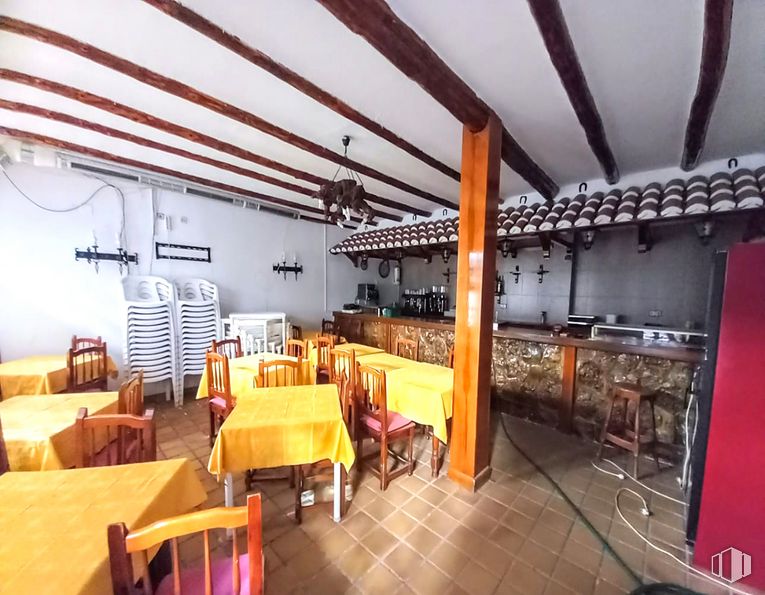 Local en venta en Zona Centro, Azuqueca de Henares, Guadalajara, 19200 con silla, mesa de cocina y comedor, mesa, mesa, mueble, propiedad, madera, arquitectura, haz y inmobiliario alrededor