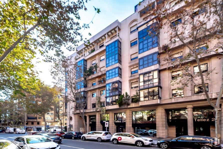 Office for rent at Calle Téllez, 24, Retiro, Madrid, 28007 with car, building, wheel, land vehicle, tire, vehicle, plant, sky, infrastructure and window around