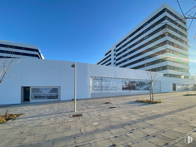 Retail for rent at Avenida José Antonio Corrales, 6, Hortaleza, Madrid, 28055 with building, daytime, commercial building, composite material, metropolitan area, headquarters, concrete, engineering, shade and high-rise building around