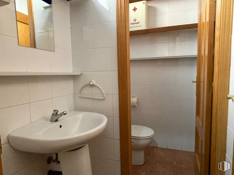 Local en alquiler en Calle Lago Garda, 1, Rivas-Vaciamadrid, Madrid, 28529 con fregadero, inodoro, grifo, propiedad, espejo, accesorio de fontanería, lavabo de baño, baño, accesorio y morado alrededor